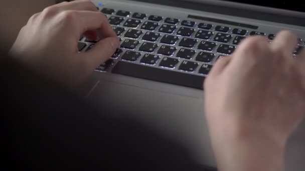4Kは ノートパソコンのキーボードを入力する女性の手を閉じます 手タッチタイプクラウドデータ サイバーデジタル技術ソーシャルネットワークメディア キーボードの人間の手を隔離中に自宅から働く — ストック動画