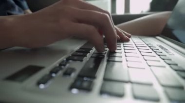 4k eller dizüstü bilgisayarda klavyede yazarken, Eller bulut veri sosyal ağ medyasını işaret eden yazı yazarken, karantina sırasında evde çalışırken, iş yazmakla meşgulken. Aşırı yakın çekim.
