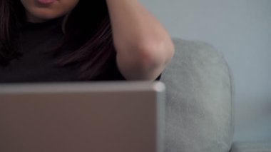 Dizüstü bilgisayarda çalışan Asyalı bir kadın, evde çalışmayı düşünüyor, projesi üzerinde çalışıyor, bilgisayarla serbest çalışıyor, kendini karantinaya alıyor, sorunu çözüyor, finansal kriz arayışında. 