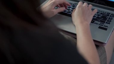 Bilgisayar dizüstü bilgisayar kullanan Asyalı bir kadın, evdeki koltukta oturuyor, evden çalışıyor, kendini karantinaya uzak tutuyor, kendini izole ediyor, covid-19 virüsü, iş ilerlemesi, finans sektörü, kablosuz ağ teknolojisi