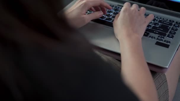 Mulher Asiática Usando Laptop Computador Sente Sofá Casa Trabalho Casa — Vídeo de Stock