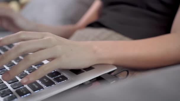 Primo Piano Mani Della Donna Che Lavorano Sulla Tastiera Del — Video Stock