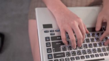 Dizüstü bilgisayar başında kadın eli, karantina sırasında evden çalışan Eller bilgisayar daktilosu, kovid19 karantina ev işi, iş mesafesi, internet eğitimi, ev okulu. 