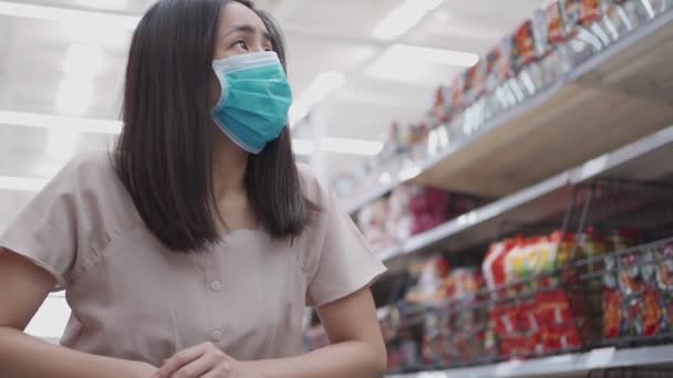 Ασιάτισσα Γυναίκα Προστατευτική Μάσκα Περπατώντας Καλάθι Αγορών Στο Παντοπωλείο Κατά — Αρχείο Βίντεο