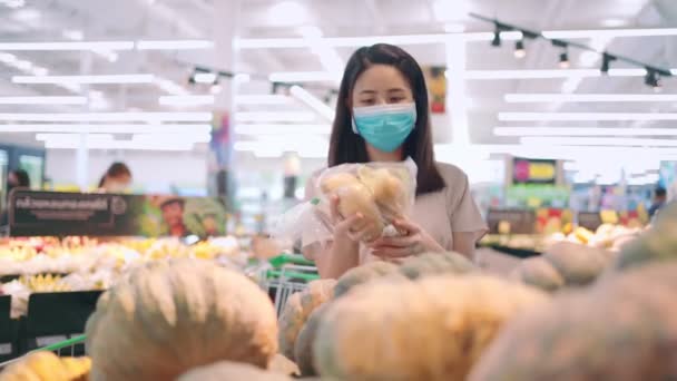 Jovem Mulher Asiática Usar Máscara Olhando Batatas Supermercado Vida Durante — Vídeo de Stock