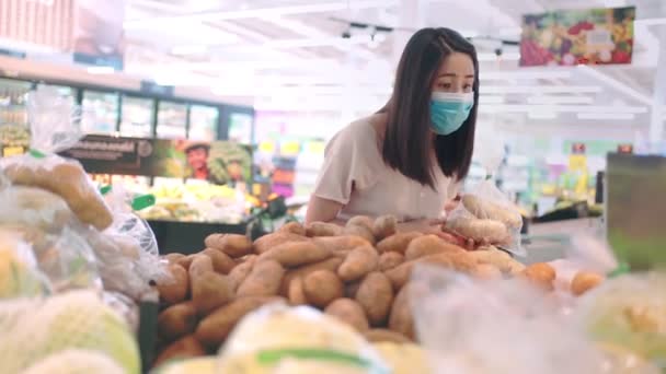 Jovem Asiática Máscara Desgaste Feminino Conceito Quarentena Supermercado Vida Durante — Vídeo de Stock