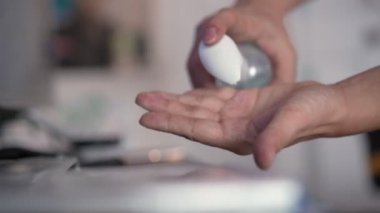 Bakterileri önlemek için dezenfektan jeli, Corona virüsü, covid-19, sürtünme eli, kendini karantina, el temizleme jeli, yeni normal, dezenfektan jeli şişesi, tıbbi malzeme. 