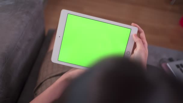 Über Der Schulter Asiatische Frau Sitzt Mit Green Screen Tablet — Stockvideo