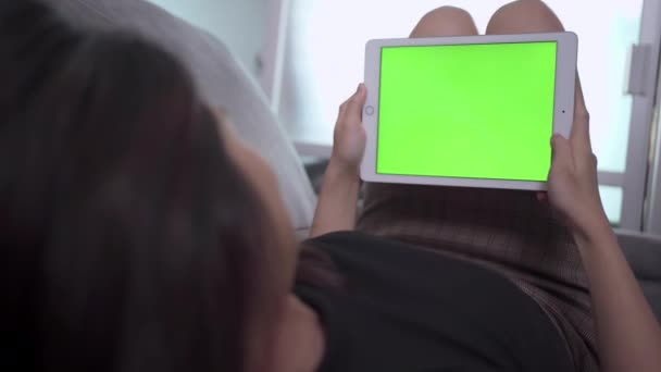 Ασιάτισσα Γυναίκα Ξαπλωμένη Βλέποντας Tablet Πράσινη Οθόνη Tablet Λειτουργία Τοπίου — Αρχείο Βίντεο