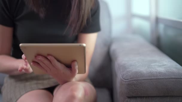 Asyalı Çalışan Kadın Oturma Odasında Dijital Tablet Kullanarak Oturuyor Gri — Stok video