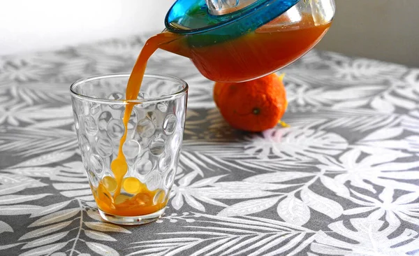 Pour Orange Juice Glass — Stock Photo, Image