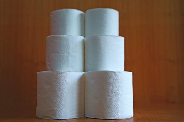 Altı rulo tuvalet kağıdına yakın çekim