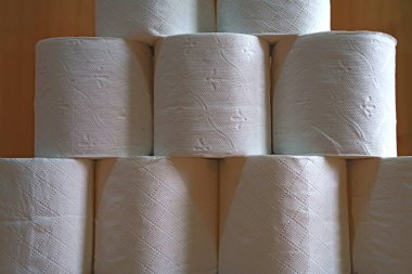 Bir grup tuvalet kağıdı rulosunun kapanışı