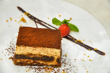 Böğürtlenli ve çikolatalı tiramisu keki.