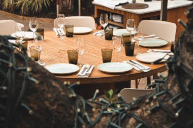 Restoran masası müşterilere hazır.