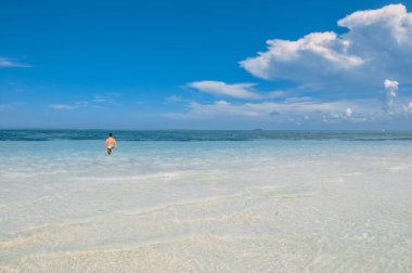 Adam Cayo Santa Maria, Küba 'da banyo yapıyor.