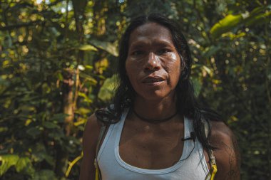 Ormandaki Kolombiya yerlisi portresi