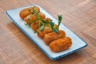 Restoranda tavuk kroket.