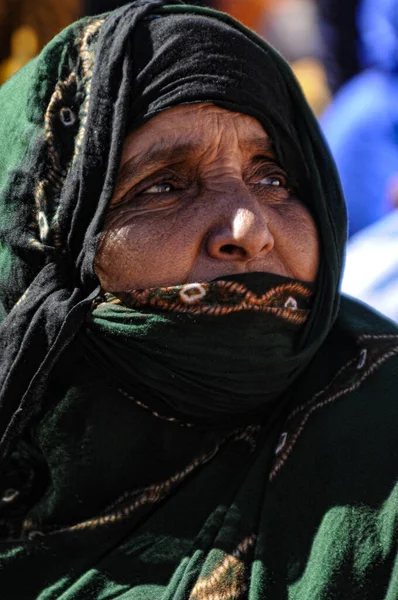 緑のアラビア風のドレスを着た女性 — ストック写真