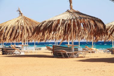 Coronavirus COVID-19 nedeniyle güneş boncukları ve şemsiyeli kapalı plaj..