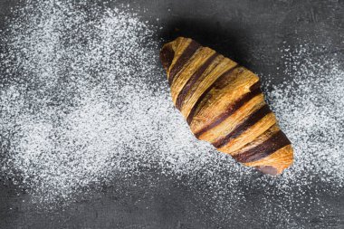 Yeni pişmiş geleneksel bir kruvasanın fotoğrafı..