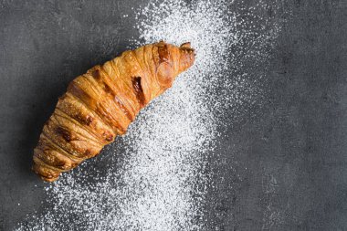 Yeni pişmiş geleneksel bir kruvasanın fotoğrafı..