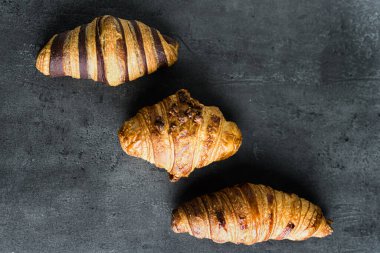 Yakın zamanda pişmiş üç farklı geleneksel kruvasanın fotoğrafı.,