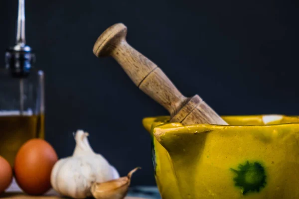 Bir kase sarımsak ve yağlı sos, yumurta, yağ ve sarımsak.