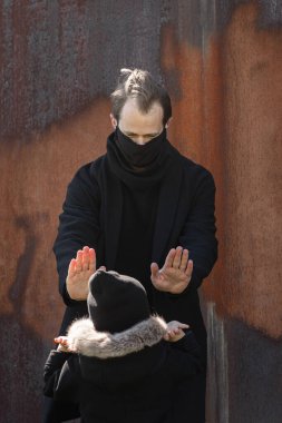 Şehrin sokaklarında maske takan yakışıklı bir adam. Grip virüsü veya koronavirüs enfeksiyonuna karşı korunmak için solunum cihazına bağlı bir gencin yakın çekimi.