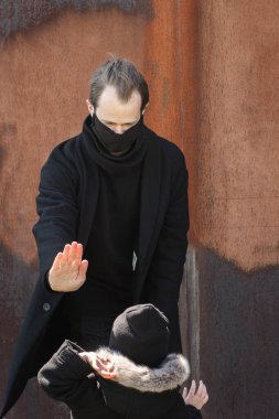 Şehrin sokaklarında maske takan yakışıklı bir adam. Grip virüsü veya koronavirüs enfeksiyonuna karşı korunmak için solunum cihazına bağlı bir gencin yakın çekimi.