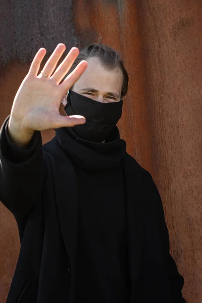 Schöner Mann Mit Maske Auf Den Straßen Der Stadt Großaufnahme — Stockfoto