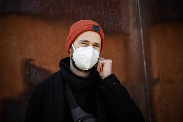 Şehrin Sokaklarında Maske Takan Yakışıklı Bir Adam Grip Virüsü Veya — Stok fotoğraf