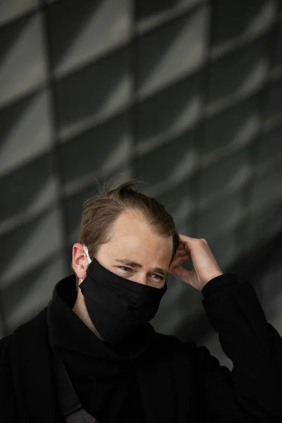 Όμορφος Άντρας Που Φοράει Μάσκα Στους Δρόμους Της Πόλης Κλείσιμο — Φωτογραφία Αρχείου