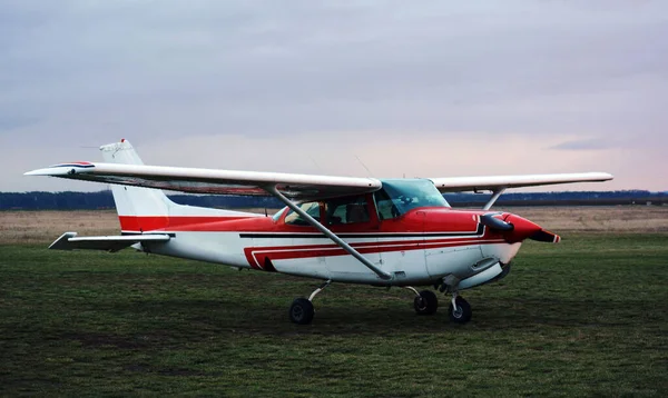 Pequeno Avião Voa Uma Pista Aeródromo — Fotografia de Stock