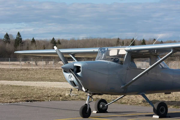 Malé Letadlo Cessna 150 Stojí Odbavovací Ploše — Stock fotografie