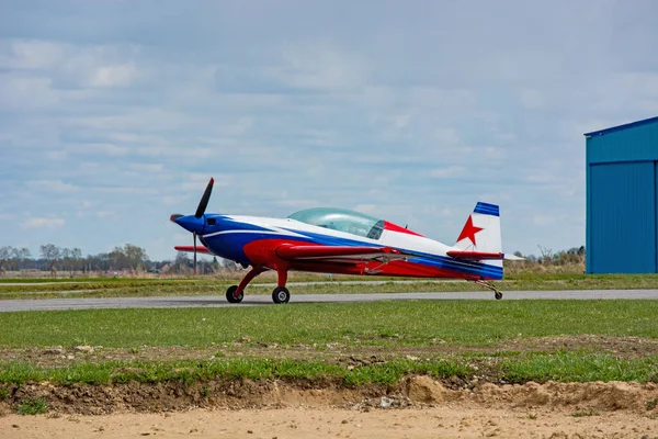 Malé Sportovní Letadlo Stojí Ranveji — Stock fotografie