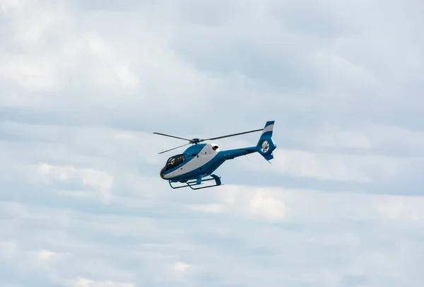 Gyönyörű Helikopter Repül Háttérben — Stock Fotó