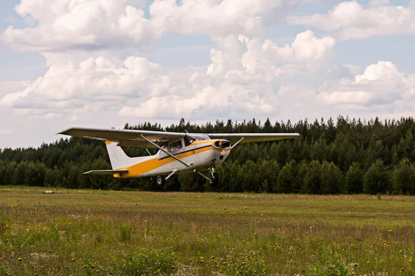 Avião Cessna Voa Céu — Fotografia de Stock