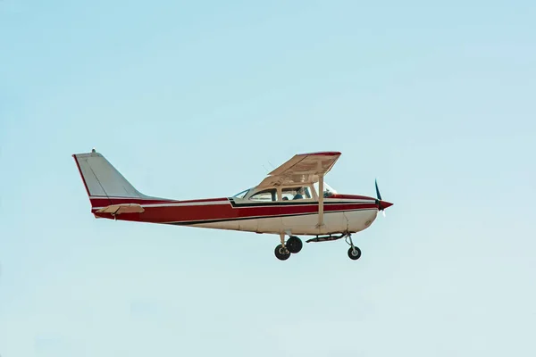 Небе Летает Самолет Cessna — стоковое фото