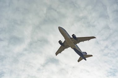 Mavi gökyüzü ve bulutlardan oluşan uçaklar