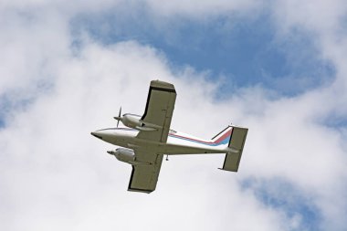 Çift motorlu uçak gökyüzünde uçuyor.