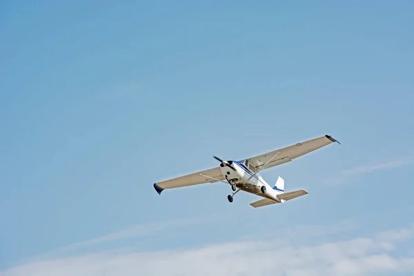 Ljus Cessna Plan Flyger — Stockfoto