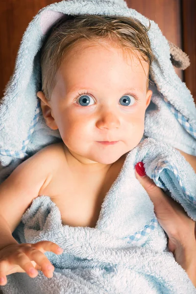 Niño envuelto en toalla — Foto de Stock