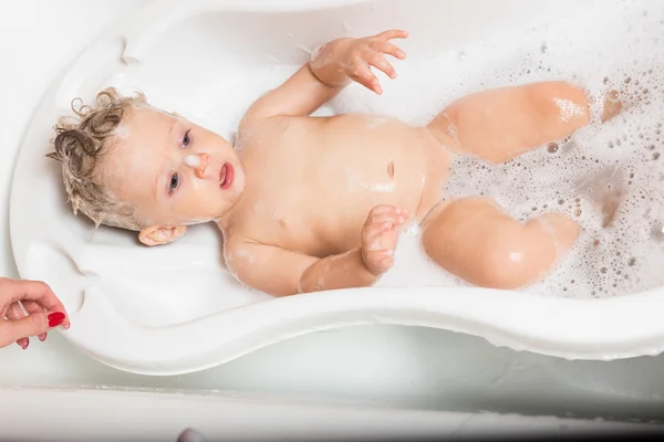Adorable mojado bebé niño acostado en baño — Foto de Stock