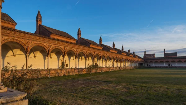 Grand cloisteren av Pavia Carthusian kloster vid solnedgången — Stockfoto