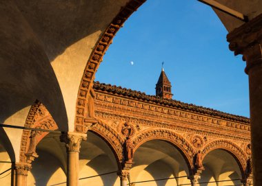 Grand Cloister Pavia Carthusian Manastırı ile gün batımında 