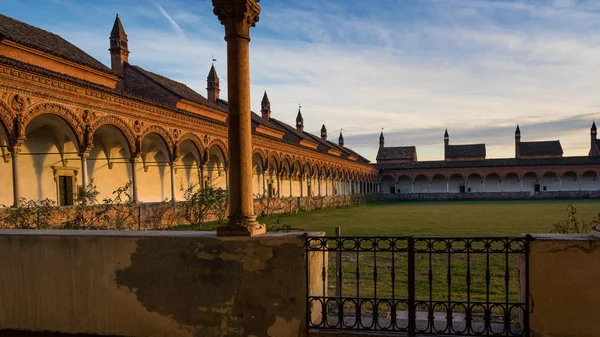 Grand cloisteren av Pavia Carthusian kloster. — Stockfoto