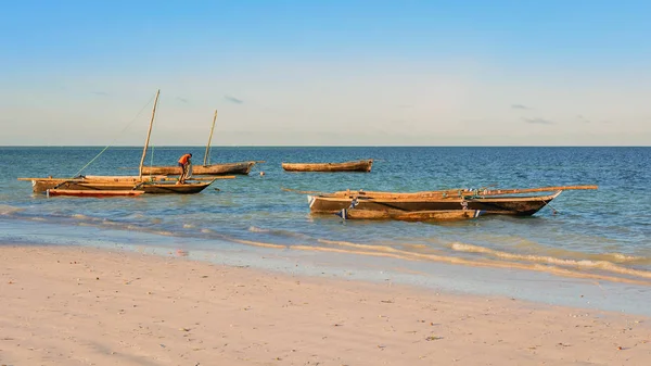 Bateaux en bois typiques de Zanzibar — Photo