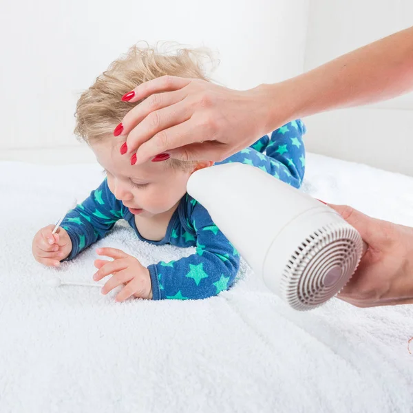 Madre seca el cabello infantil — Foto de Stock