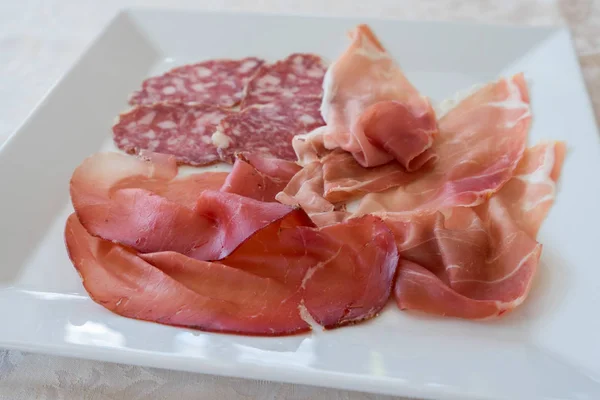 Salami, rå skinka och bresaola närbild — Stockfoto